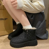 Bota Sabrina™ com Forro Interno e Solado Tratorado / Inverno Aconchegante com Visual Atemporal!