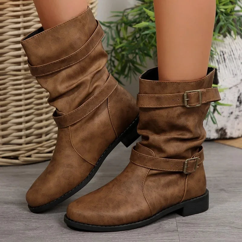 Bota Flora Montana™ com Cano Médio em Camurça / Um Charme Casual com Pegada Artesanal e Urbana!