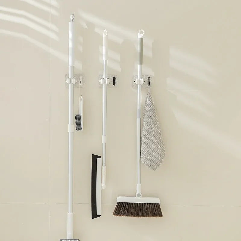 Suporte de Mops e Vassouras Modern Lar™ / Fixação Forte e Organização Perfeita sem Furos + Gancho Extra para Utensílios!