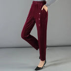 Calça Velvet™ em Veludo Forrado com Botões Decorativos / Aconchego e Estilo nos Dias Frios!