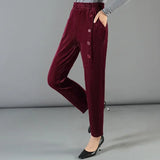 Calça Velvet™ em Veludo Forrado com Botões Decorativos / Aconchego e Estilo nos Dias Frios!