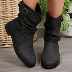 Bota Flora Montana™ com Cano Médio em Camurça / Um Charme Casual com Pegada Artesanal e Urbana!