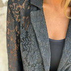 Blazer Black Rose™ em Renda Floral com Caimento Leve e Elegância Atemporal / Um Ícone de Sofisticação e Charme Feminino!
