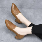 Sapato Dona Lina™ em Couro com Bico Fino e Textura Floral / Um Clássico Moderno para Mulheres de Presença forte e Estilo Inconfundível.