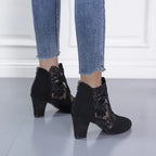 Bota Cano Curto Mirabelle™ em Renda e Salto Bloco / Feminilidade e Estilo sem Comprometer o Conforto!