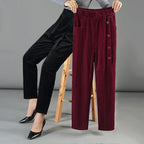 Calça Velvet™ em Veludo Forrado com Botões Decorativos / Aconchego e Estilo nos Dias Frios!