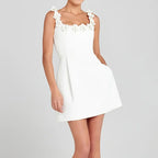 Vestido Bellaflora™ com Aplicações Florais no Decote e Modelagem Elegante