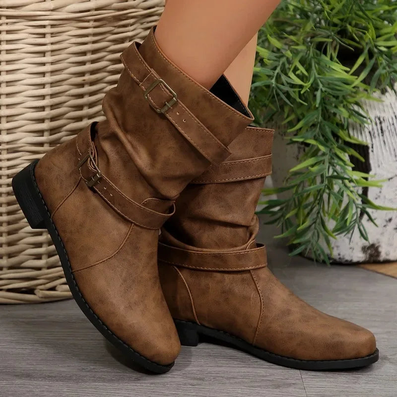 Bota Flora Montana™ com Cano Médio em Camurça / Um Charme Casual com Pegada Artesanal e Urbana!