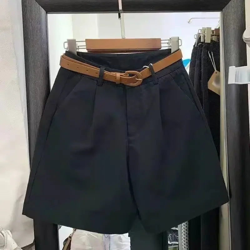 [BLACK FRIDAY!! COMPRE 2 E LEVE 3 + 3 CINTOS DE BRINDE] Shorts Bella Capri™ em Sarja Premium com Algodão / Alfaiataria Leve com Toque Urbano!