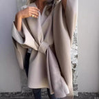 Casaco Santiago™ em Lã Premium com Design Poncho Minimalista / Uma Peça de Presença, Sofisticação e Elegância Atemporal!