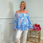 Blusa Athena™ Ombro a Ombro com Babados em Camadas e Estampa Artística / Sofisticação e Leveza em Harmonia Perfeita!