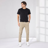 Calça Levi™ em Sarja Premium com Bolsos Funcionais