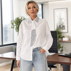 Camisa Louise™ Manga Longa com Gola Gravata Detalhada em Pedrarias Brilhantes