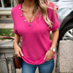 [Compre 1 e Leve 2] Blusinha Artesanal Marcelline™ em Malha Texturizada com Botões Decorativos / Conforto e Elegância para Todos os Momentos!