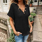 [Compre 1 e Leve 2] Blusinha Artesanal Marcelline™ em Malha Texturizada com Botões Decorativos / Conforto e Elegância para Todos os Momentos!