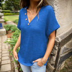 [Compre 1 e Leve 2] Blusinha Artesanal Marcelline™ em Malha Texturizada com Botões Decorativos / Conforto e Elegância para Todos os Momentos!
