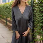 Vestido Dominique™ em Viscose Acetinada com Gola V Estruturada / Sofisticação Minimalista com Toques de Elegância Atemporal!