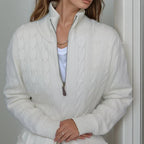 Blusa Mathilde™ em Tricô Trançado com Gola Alta  / A Peça-Coringa para Looks de Inverno com Presença!