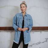 Jaqueta Jeans Dakota™ em Denim Premium e Barra Desfiada / Estilo Atemporal com Toque Urbano e Despojado!