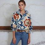Blusa Toscana™ com Gola Camisaria Listrada e Estampa Barroca Floral / O Encontro do Estilo Casual com o Requinte Artesanal!