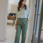 Conjunto Sálvia Élégance™ com Camisa Acetinada e Calça de Alfaiataria / Sofisticação que Vai do Office ao After!