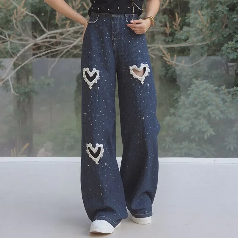 Calça Jeans Feminina Lovely™ com Corações Bordados e Recortes em Pérolas / O Jeans Mais Desejado da Temporada!