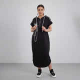 Vestido Lígia™ com Capuz e Estampa Autoral Contemporânea
