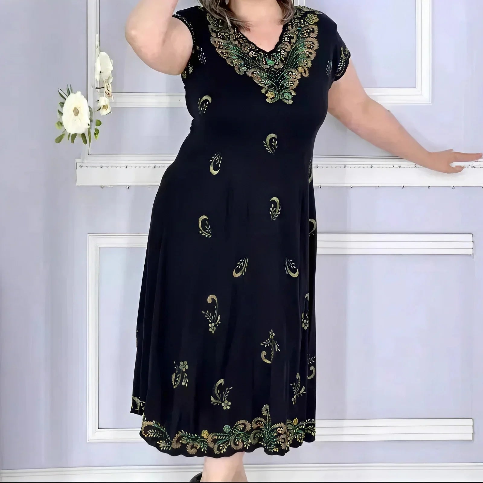 Vestido Aurelis™ com Bordados Ornamentais e Caimento Impecável
