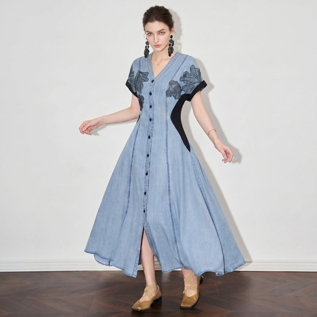 Vestido Alvorada™ Jeans com Bordado e Fechamento em Botões