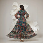 Vestido Orphélia™ com Estampa Artística Luxuosa e Camadas Fluídas