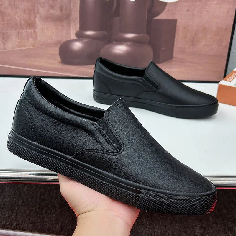 Tênis Masculino StreetComfort™ em Couro com Acabamento Minimalista / Visual Inteligente e Zero Desconforto na Rotina!