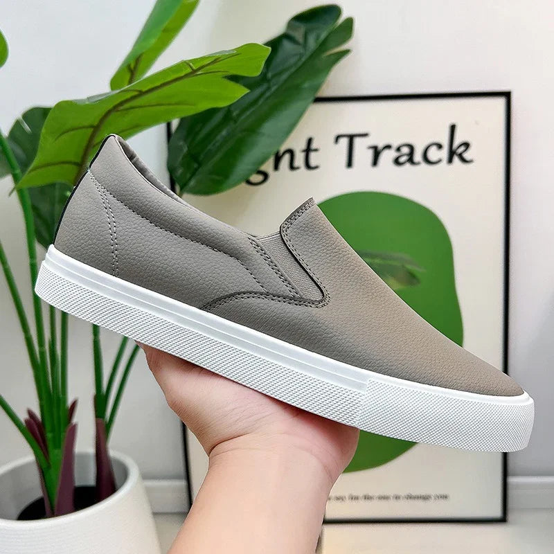 Tênis Masculino StreetComfort™ em Couro com Acabamento Minimalista / Visual Inteligente e Zero Desconforto na Rotina!