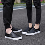 Tênis Masculino StreetComfort™ em Couro com Acabamento Minimalista / Visual Inteligente e Zero Desconforto na Rotina!