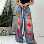 Calça Jeans Estampada Veraneio™ com Cós Elástico Confortável e Modelagem Ampla / Arte, Movimento e Expressão em Cada Passo!